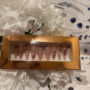 Elegant Floral Press-On Nails